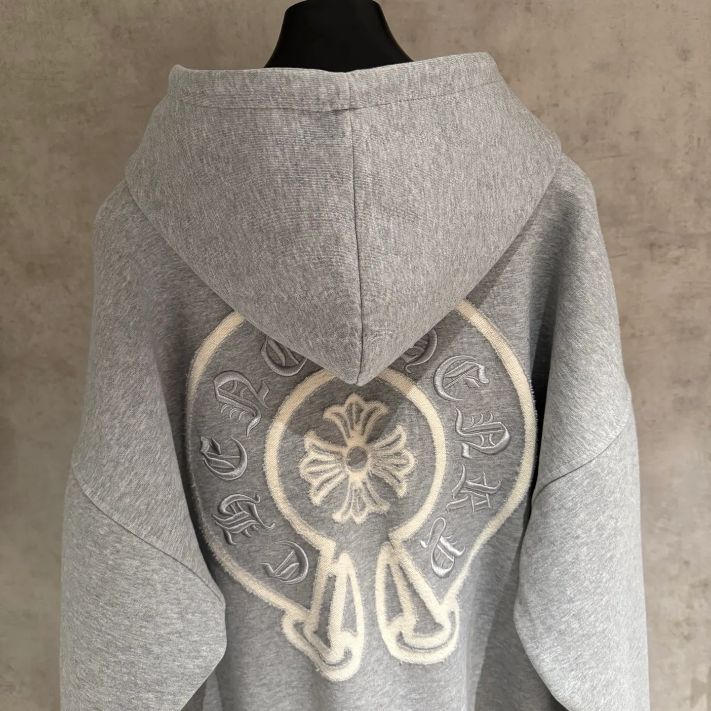 🅿️410 [Strict quality control] CH Croixin's new long-sleeved hooded sweatshirt. The fabric is made of heavy 480g double yarn fabric. Garment washing. Laser burning of the front and back panels. Garment washing. Loose fit. The fabric is stiff and stylish. It does not deform or shrink. Color: black, white, floral gray. Size: M-2xl